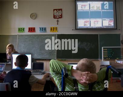 Polen, Schlesien, Bytom 04.05.2010. Schüler der 3. Klasse nutzen ein innovatives Unterrichtssystem, das in der integrativen Grundschule Nr. 51 eingeführt wurde Stockfoto