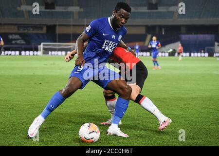 Der kongolesische Fußballspieler Oscar Maritu oder Oscar von Shijiazhuang kämpft beim fünften Spiel der chinesischen Super League (CSL) 2020 gegen Shanghai SIPG F.C., Stadt Suzhou, Provinz Jiangsu, 16. August 2020 um den Ball. Shanghai SIPG F.C. und Shijiazhuang Ever Bright F.C. bringen das Spiel mit 1:1. Stockfoto