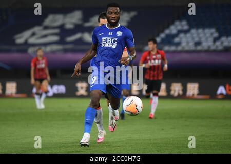 Der kongolesische Fußballspieler Oscar Maritu oder Oscar von Shijiazhuang jagt beim fünften Spiel der chinesischen Super League (CSL) 2020 gegen Shanghai SIPG F.C., Stadt Suzhou, ostchinesische Provinz Jiangsu, am 16. August 2020 nach dem Ball. Shanghai SIPG F.C. und Shijiazhuang Ever Bright F.C. bringen das Spiel mit 1:1. Stockfoto