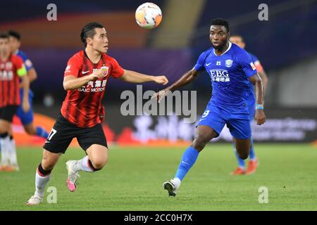 Der kongolesische Fußballspieler Oscar Maritu oder Oscar von Shijiazhuang immer heller F.C., rechts, jagt nach dem Ball beim fünften Spiel der chinesischen Super League (CSL) 2020 gegen Shanghai SIPG F.C., Stadt Suzhou, ostchinesische Provinz Jiangsu, 16. August 2020. Shanghai SIPG F.C. und Shijiazhuang Ever Bright F.C. bringen das Spiel mit 1:1. Stockfoto