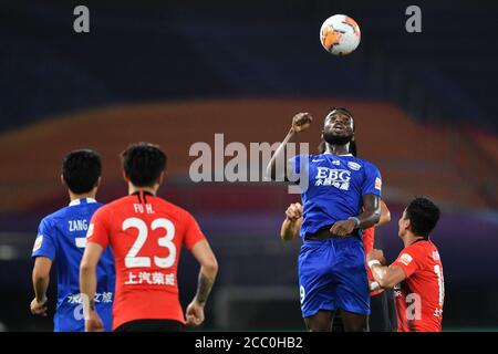 Der kongolesische Fußballspieler Oscar Maritu oder Oscar von Shijiazhuang springt beim fünften Spiel der Chinese Super League (CSL) 2020 gegen Shanghai SIPG F.C., Stadt Suzhou, Provinz Jiangsu, 16. August 2020, um einen Kopfball. Shanghai SIPG F.C. und Shijiazhuang Ever Bright F.C. bringen das Spiel mit 1:1. Stockfoto