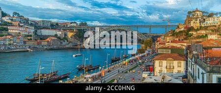 Panoramablick auf die Stadt Porto inklusive Ponte Dom Luis - Portugal. Stockfoto