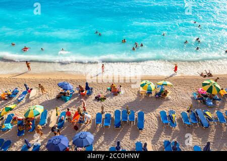 Blick auf die Menschen, die am Strand von Porto Katsiki, Lefkada, Ionische Inseln, Griechenland schwimmen Stockfoto