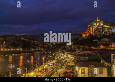 Panoramablick auf die Stadt Porto inklusive Ponte Dom Luis bei Nacht - Portugal. Stockfoto