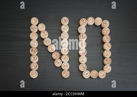 Wort NEIN von Holzfässern. Schwarzer Holztisch. Stockfoto