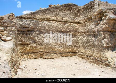 Nahaufnahme von Monolith aus roten Sedimenten aus dem Bett III, Olduvai Gorge Tanzania Stockfoto