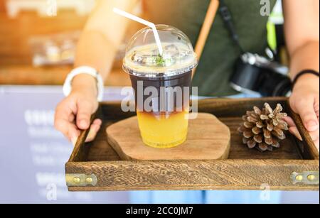 Serviert schwarzen Kaffee Mischung Orangensirup Sekt / Iced Americano Eiskaffee mit Zitronensaft und Limonensaft Stockfoto