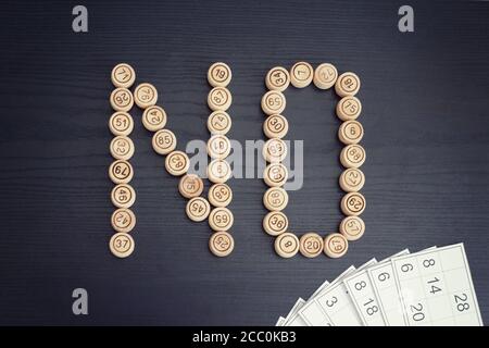 Wort NEIN von Holzfässern. Schwarzer Holztisch. Stockfoto