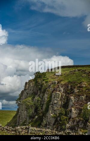 Ein Teil der Hadrianmauer auf den dramatischen Klippen In Northumberland Stockfoto