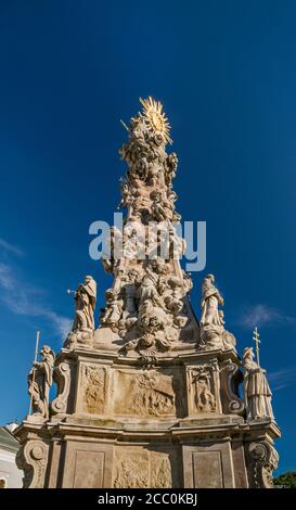 Pestsäule, 1765, mit Sonnenstoß am Stefanikovo Namestie, Hauptplatz in Kremnica, Banska Bystrica Region, Slowakei Stockfoto