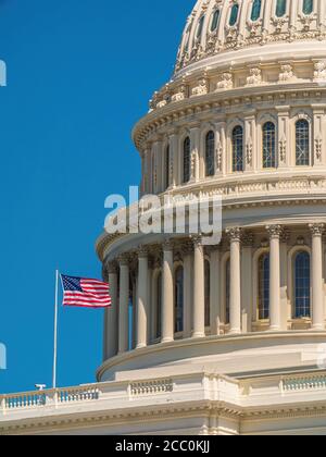 Nahaufnahme der Kuppel des Capitol in Washington DC mit schwenkender US-Flagge Stockfoto