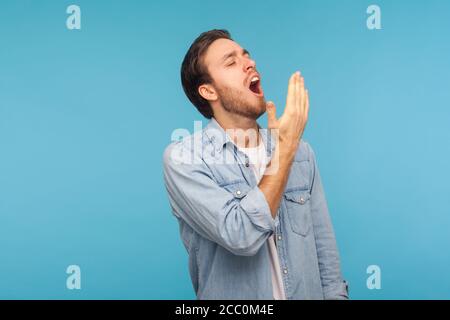 Braucht Ruhe! Porträt von ermüdeten Mann in Arbeiter Denim Shirt Gähnen und träumen von Schlaf, Gefühl schläfrig, ineffizient, Arbeit zu tun, Faulheit und Mangel an E Stockfoto