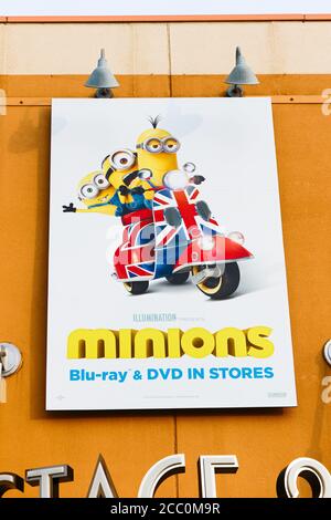 Foto des Wandposters „HAPPY MINION“ in den Universal Studios JAPAN, Osaka, Japan. Schergen sind berühmte Figur aus der verabscheuungswürdigen ME-Animation. Stockfoto