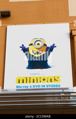 Foto des Wandposters „HAPPY MINION“ in den Universal Studios JAPAN, Osaka, Japan. Schergen sind berühmte Figur aus der verabscheuungswürdigen ME-Animation. Stockfoto