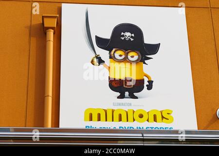Foto des Wandposters „HAPPY MINION“ in den Universal Studios JAPAN, Osaka, Japan. Schergen sind berühmte Figur aus der verabscheuungswürdigen ME-Animation. Stockfoto