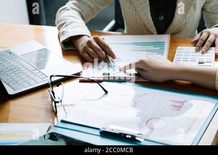 Geschäftsleute treffen sich, um die Situation auf dem Markt zu diskutieren. Business Financial Concept. Stockfoto
