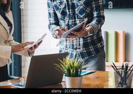 Geschäftsleute treffen sich, um die Situation auf dem Markt mit Tablet-Computer zu diskutieren Stockfoto