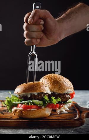 Der Koch kocht Burger im Restaurant. Stockfoto