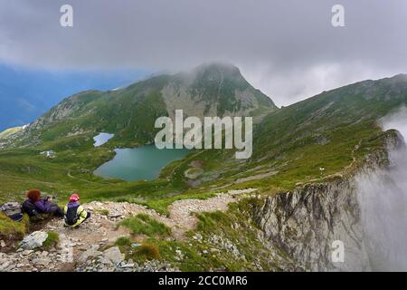 Zwei Freundinnen Touristen mit Rucksäcken zusammen wandern in der Berge Stockfoto