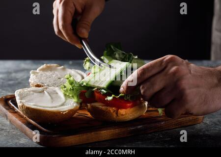 Der Koch kocht Burger im Restaurant. Stockfoto