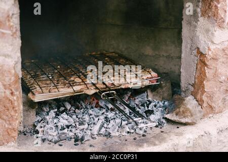 Lammrippen werden auf Kohlen auf dem Grill gebraten. Stockfoto