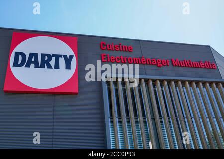 Bordeaux , Aquitaine / Frankreich - 08 10 2020 : Darty Logo und Text Zeichen in Gebäude Fassade Eingang des Geschäfts High-Tech französisch speichern Stockfoto