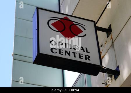 Bordeaux , Aquitaine / Frankreich - 08 10 2020 : Optische Mitte Logo und Text Zeichen auf Shop der französischen Marke Optiker Brille Einzelhandel Stockfoto