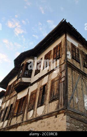 Niedriger Winkel Ansicht des osmanischen Hauses wieder blauer Himmel in Yoruk Dorf. Safranbolu Türkei Stockfoto