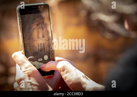 PETRA, JORDANIEN - 03. März 2020: Petra, Jordanien, 2020. März: Tourist, der ein Foto mit einem Smartphone oder Handy der Schatzkammer aus dem Blickfeld macht Stockfoto