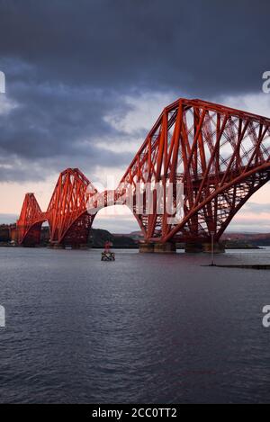 Die Forth Bridge, die den Firth of Forth von der Südseite der Queensferry überquert. Stockfoto