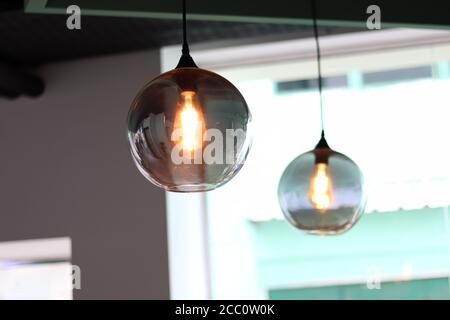 Eine selektive Nahaufnahme von modernen Rundlicht-Lampen Stockfoto