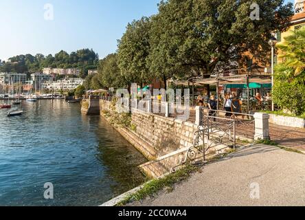 Laveno Mombello, Italien - 18. September 2019: Promenade am Ufer des Lago Maggiore in Laveno Mombello, Provinz Varese, Italien Stockfoto