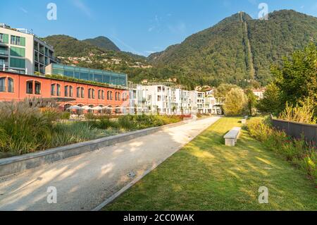 Laveno Mombello, Lombardei, Italien - 18. September 2019: Blick auf das luxuriöse Hotel de Charme am Ufer des Lago Maggiore in Laveno Mombelo, Provinz Stockfoto