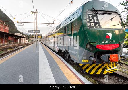 Laveno Mombello, Italien - 18. September 2019: Trenord Lokomotive auf dem Bahnsteig am Bahnhof Laveno Mombello in der Provinz Varese, Italien Stockfoto