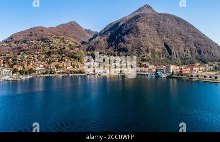 Panorama von Laveno Mombello an der Küste des Lago Maggiore, Provinz Varese, Italien Stockfoto