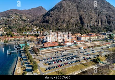 Luftaufnahme von Laveno Mombello an der Küste des Lago Maggiore, Provinz Varese, Italien Stockfoto