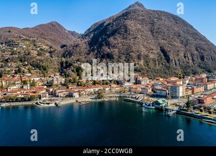 Luftaufnahme von Laveno Mombello an der Küste des Lago Maggiore, Provinz Varese, Italien Stockfoto