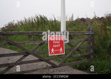 COVID-19 Zeichen auf dem Land Stockfoto