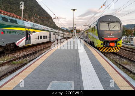 Laveno Mombello, Italien - 18. September 2019: Trenord Lokomotive auf dem Bahnsteig am Bahnhof Laveno Mombello in der Provinz Varese, Italien Stockfoto