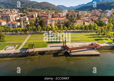 Luftaufnahme von Luino, ist eine kleine Stadt am Ufer des Lago Maggiore in der Provinz Varese, Lombardei, Italien. Stockfoto