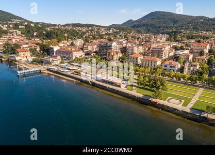 Luftaufnahme von Luino, ist eine kleine Stadt am Ufer des Lago Maggiore in der Provinz Varese, Lombardei, Italien. Stockfoto