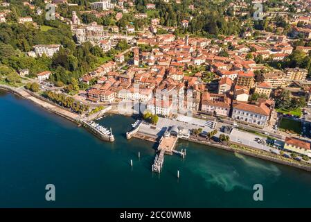 Luftaufnahme von Luino, ist eine kleine Stadt am Ufer des Lago Maggiore in der Provinz Varese, Lombardei, Italien. Stockfoto