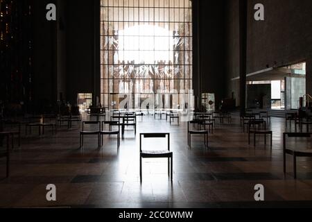 Das Innere der Kathedrale von Coventry zeigt sozial distanzierte Sitzmöglichkeiten während der Zeit der Coronavirus-Pandemie von Covid-19. Stockfoto