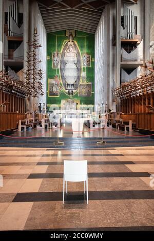Das Innere der Kathedrale von Coventry zeigt sozial distanzierte Sitzmöglichkeiten während der Zeit der Coronavirus-Pandemie von Covid-19. Stockfoto
