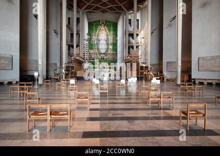 Das Innere der Kathedrale von Coventry zeigt sozial distanzierte Sitzmöglichkeiten während der Zeit der Coronavirus-Pandemie von Covid-19. Stockfoto