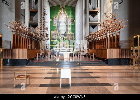 Das Innere der Kathedrale von Coventry zeigt sozial distanzierte Sitzmöglichkeiten während der Zeit der Coronavirus-Pandemie von Covid-19. Stockfoto
