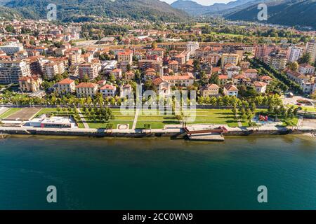 Luftaufnahme von Luino, ist eine kleine Stadt am Ufer des Lago Maggiore in der Provinz Varese, Lombardei, Italien. Stockfoto