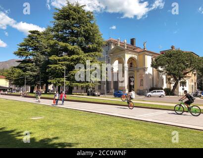 Luino, Lombardei, Italien - 30. April 2019: Menschen, die am Luino-See entlang an der Küste des Lago Maggiore, Italien, wandern Stockfoto