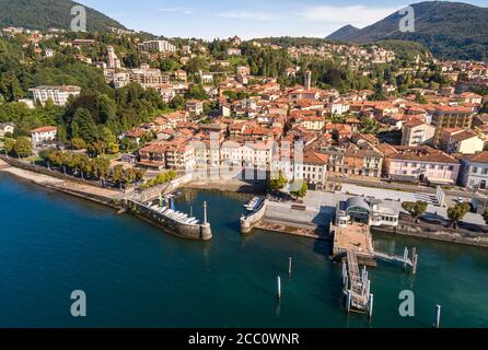 Luftaufnahme von Luino, ist eine kleine Stadt am Ufer des Lago Maggiore in der Provinz Varese, Lombardei, Italien. Stockfoto