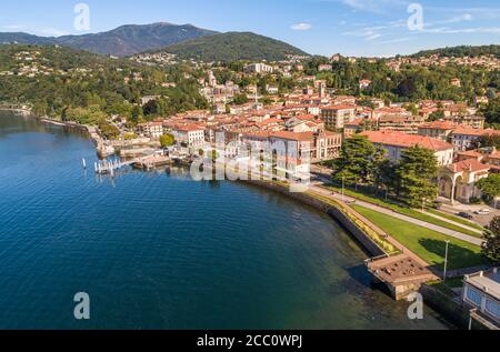 Luftaufnahme von Luino, ist eine kleine Stadt am Ufer des Lago Maggiore in der Provinz Varese, Lombardei, Italien. Stockfoto